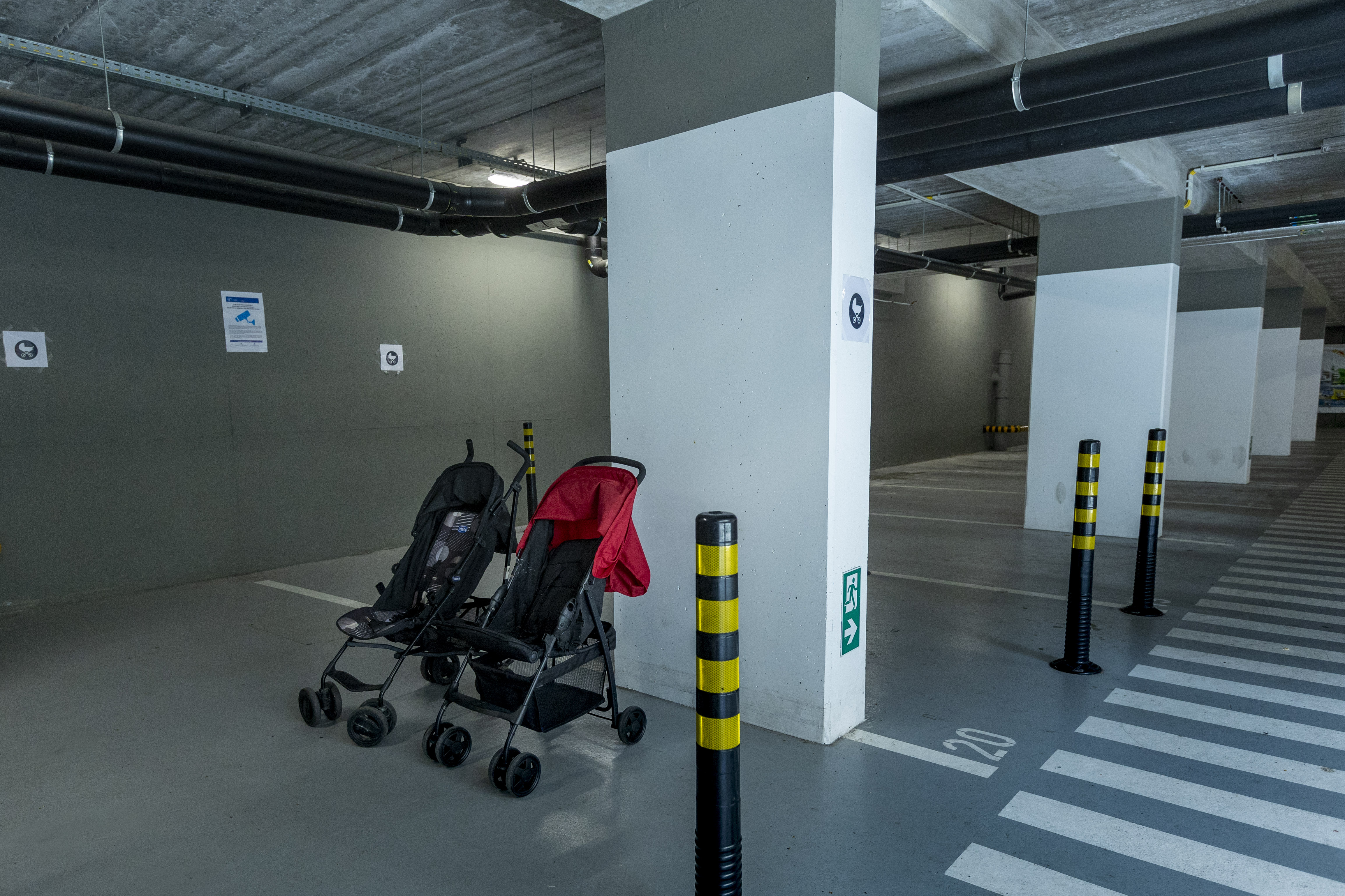 Espace poussettes dans le parking